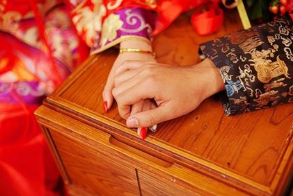 40岁女人梦见自己头发花白